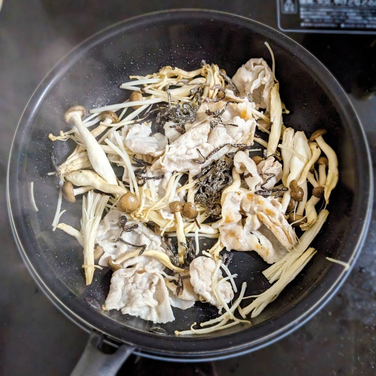 くらこん公式の「豚ときのこの塩こんぶバター炒め」のレシピ