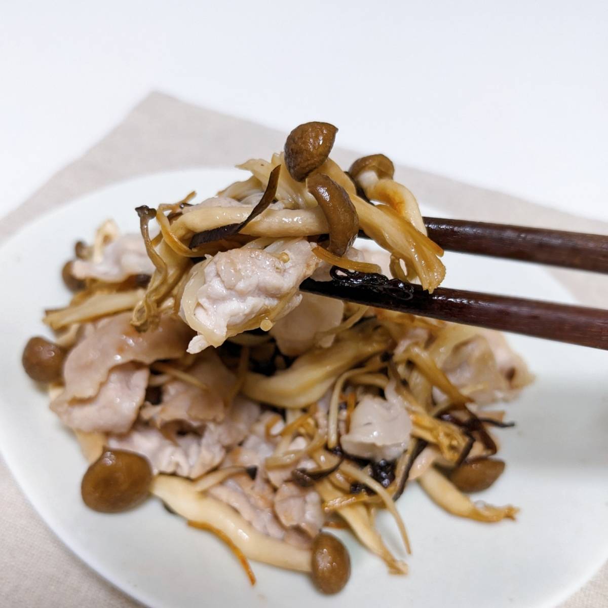 くらこん公式の「豚ときのこの塩こんぶバター炒め」のレシピ