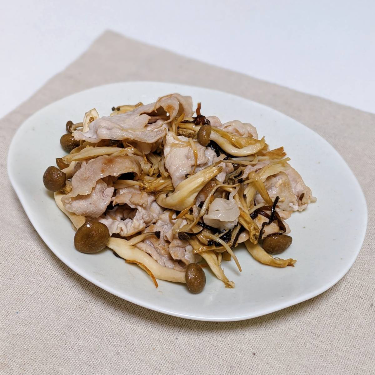 くらこん公式の「豚ときのこの塩こんぶバター炒め」のレシピ