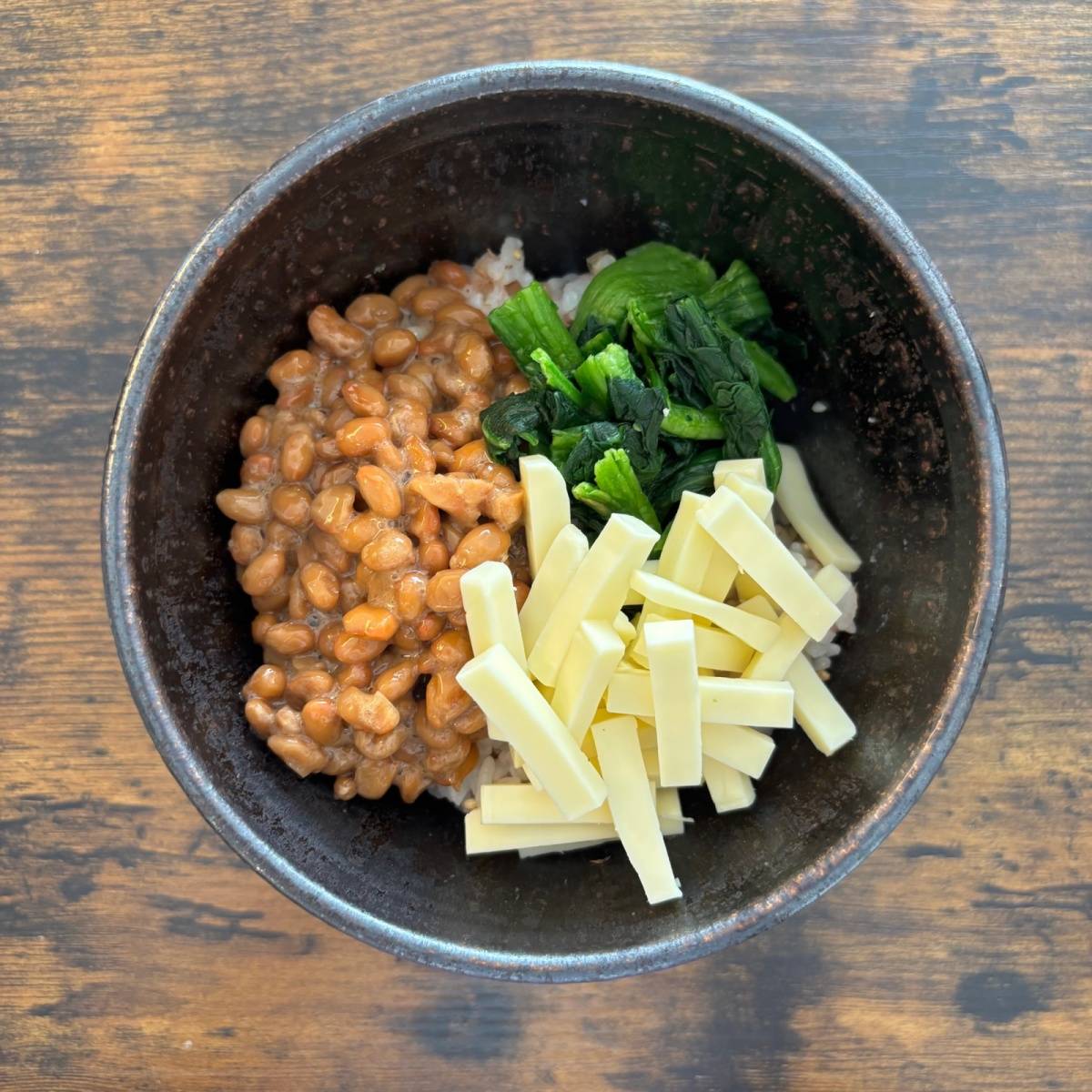 タカノフーズ公式の「チーズ納豆丼」のレシピ