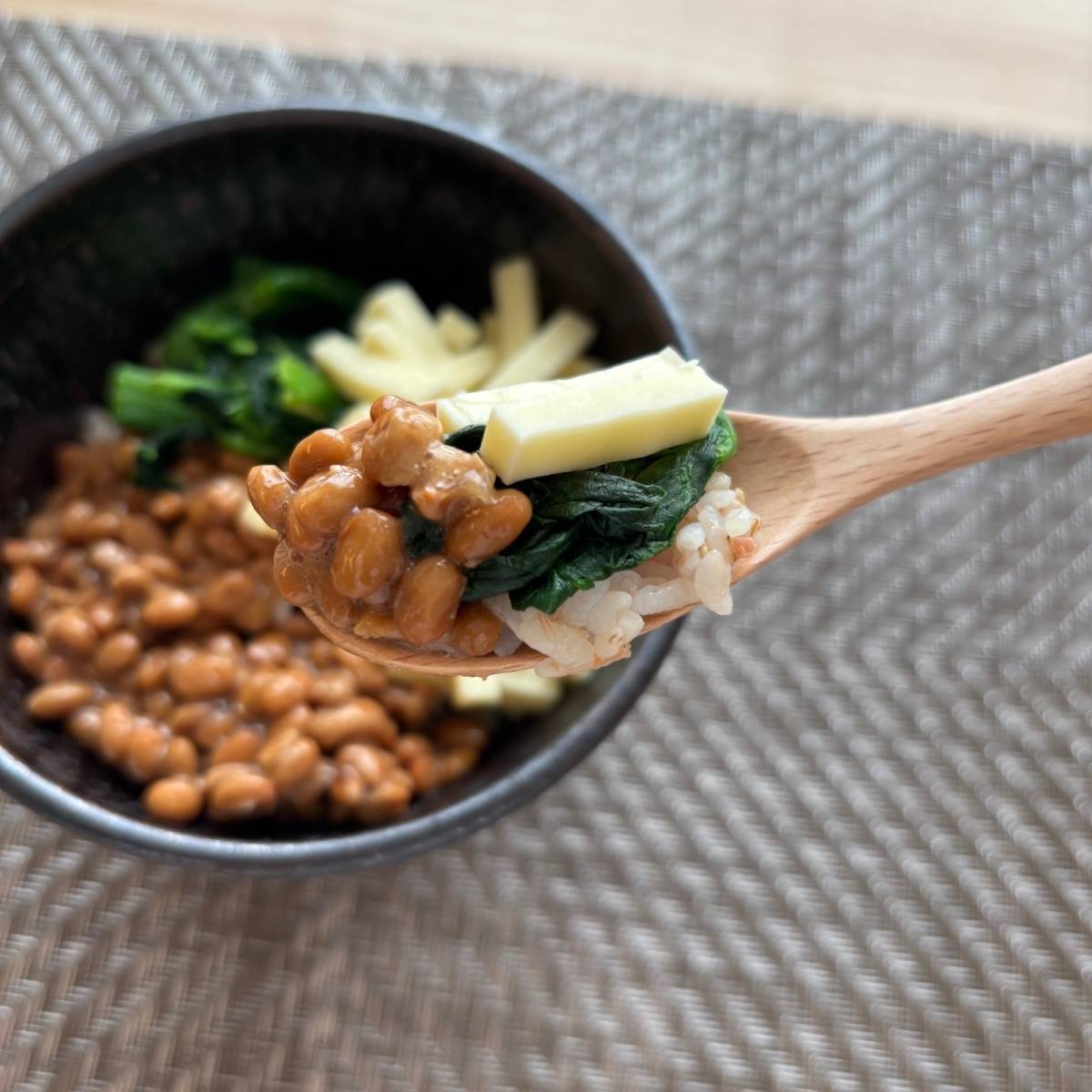 タカノフーズ公式の「チーズ納豆丼」のレシピ