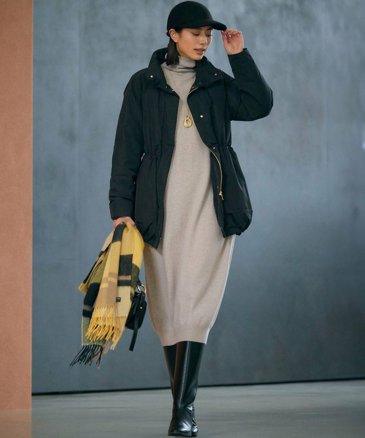 冬のベージュワンピースコーデ