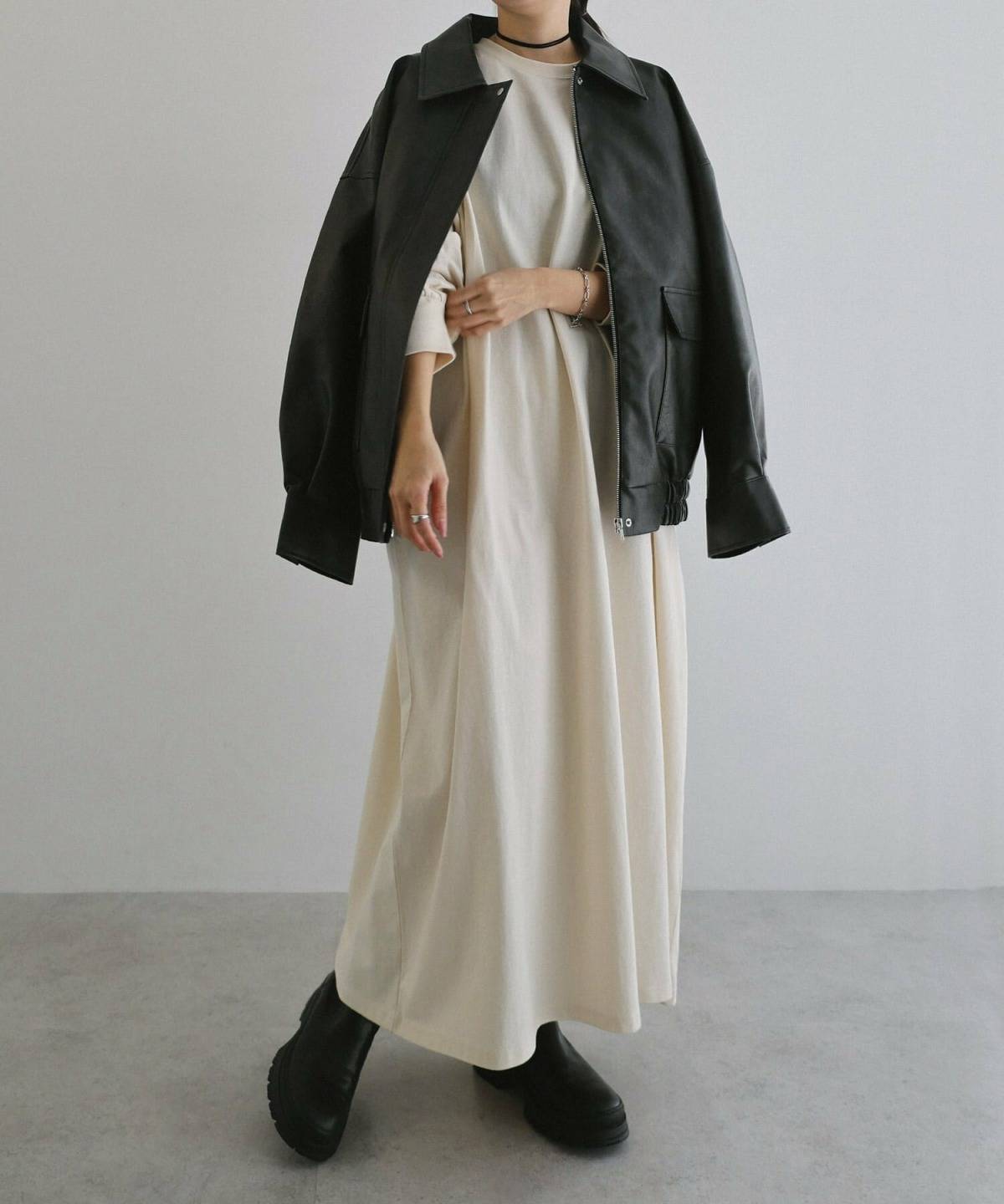 冬のベージュワンピースコーデ