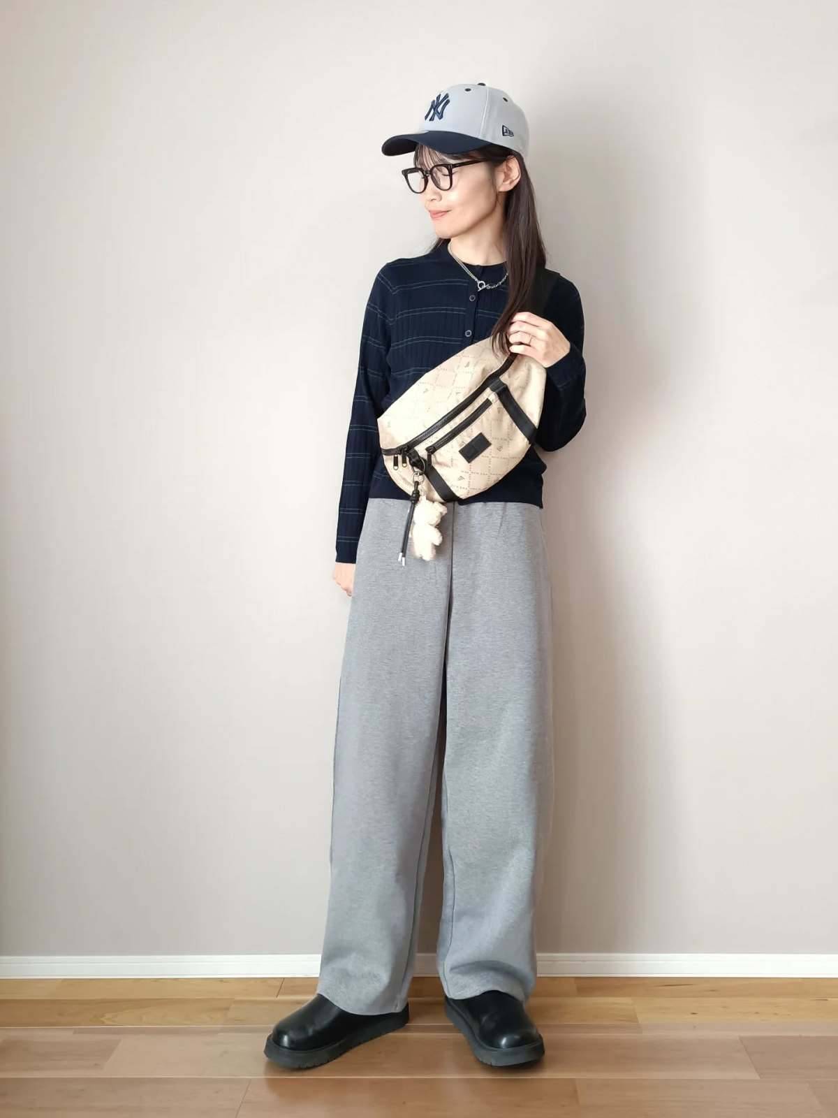 キャップ×ボディバッグでカジュアルに！