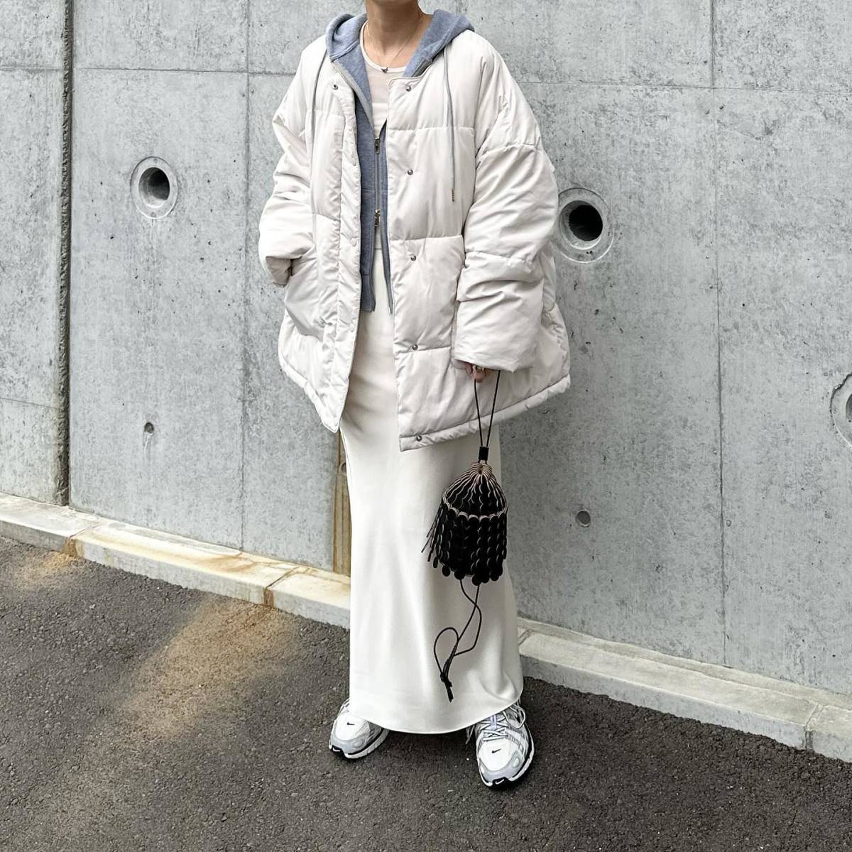 ホワイトコーデ×グレーパーカー