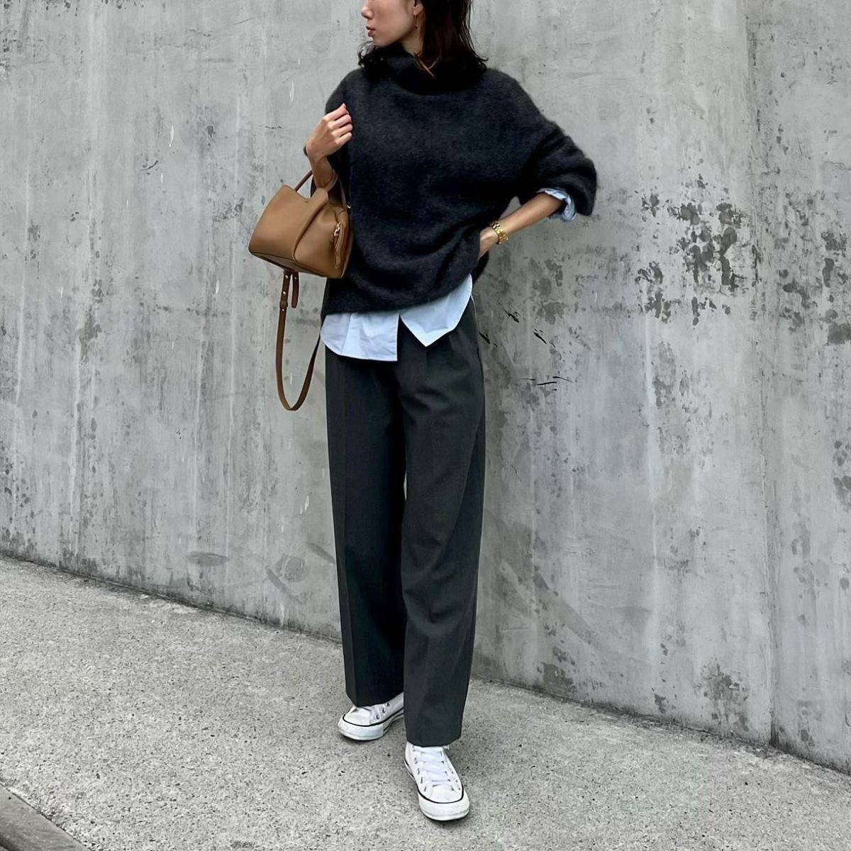 裾からシャツをチラ見せする♪