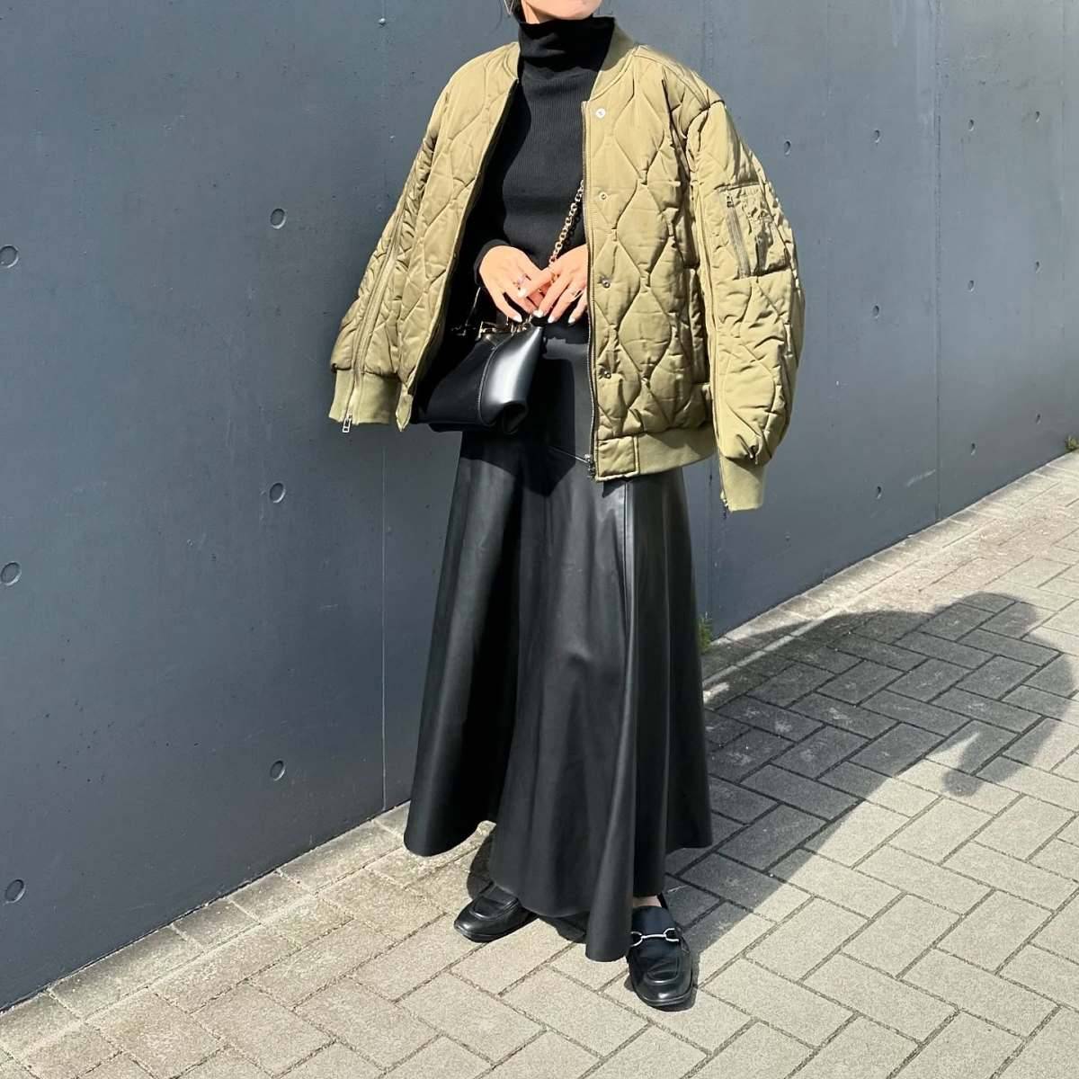 素材感の差を意識したブラックコーデ