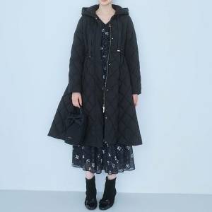  ロングダウン×花柄ワンピースコーデ 