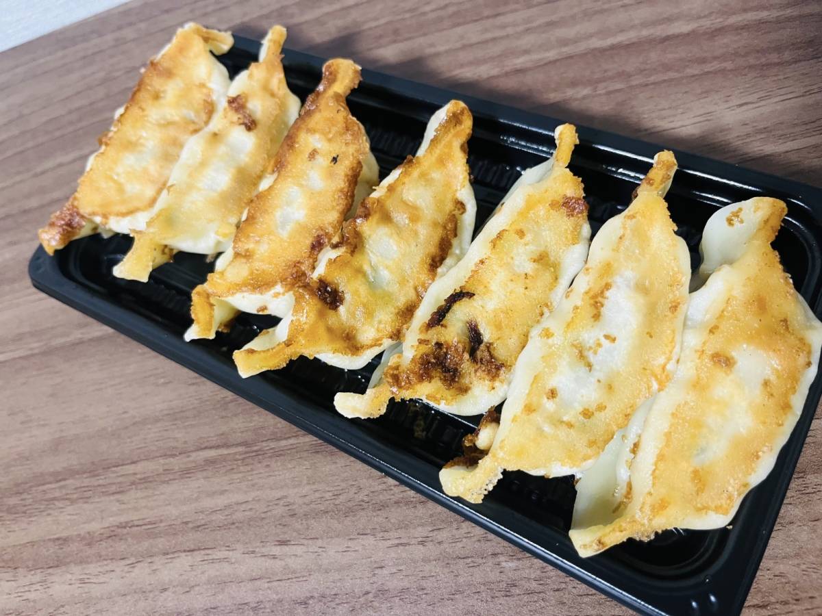 餡がたっぷりと詰まった自家製餃子！