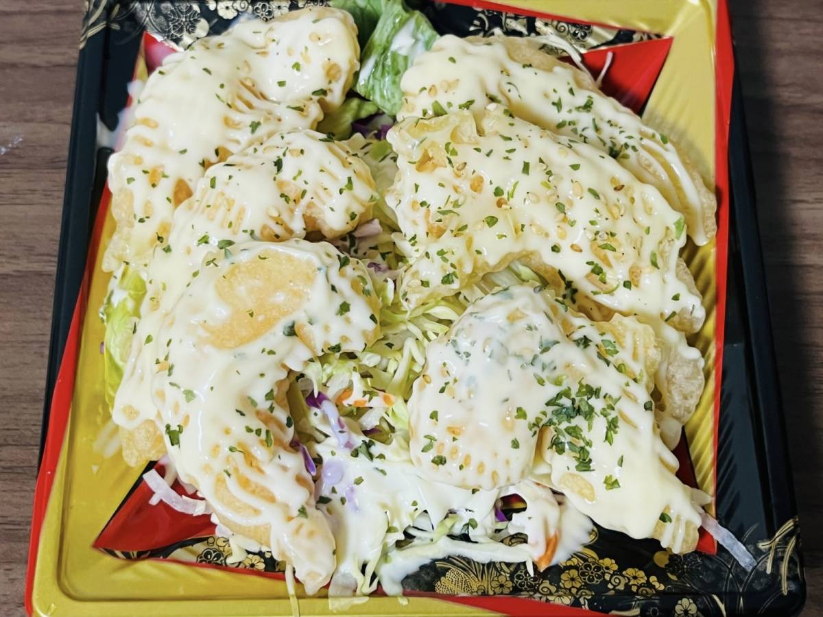 たっぷりのマヨネーズソースが美味しそう♡