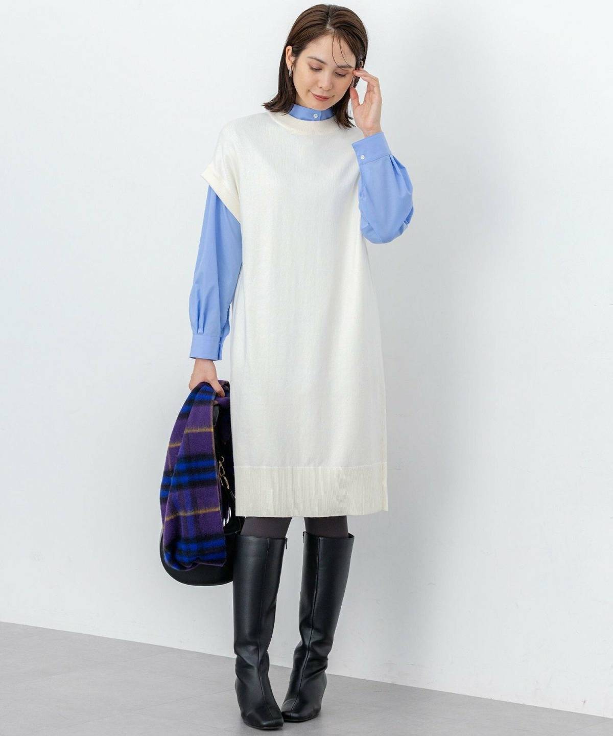 ブラウス×白ニットワンピースコーデ