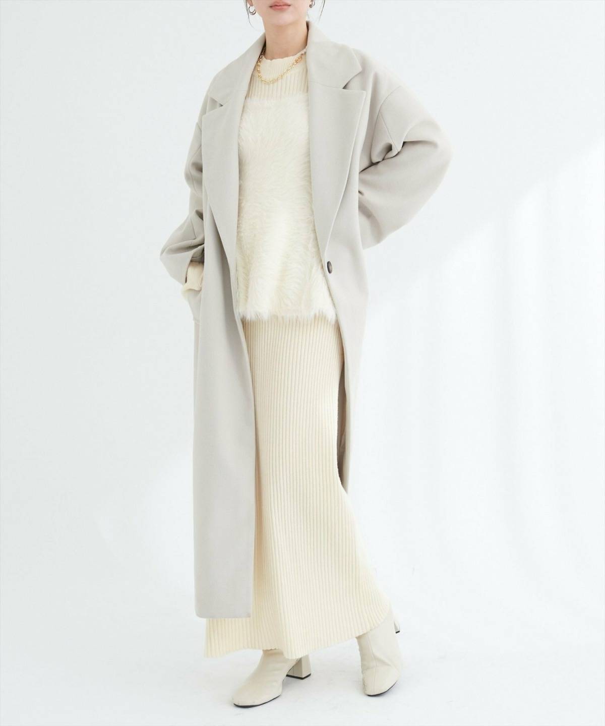 白ニットワンピース×ロングコートコーデ
