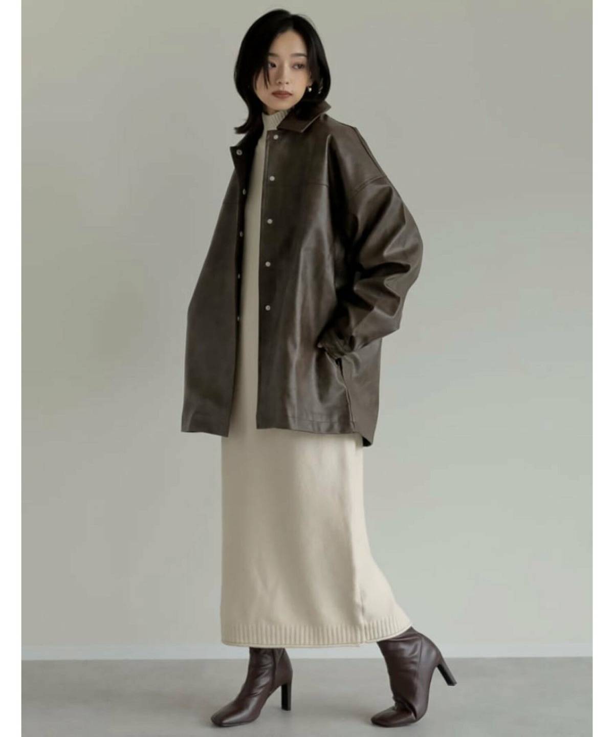 白ニットワンピースコーデ