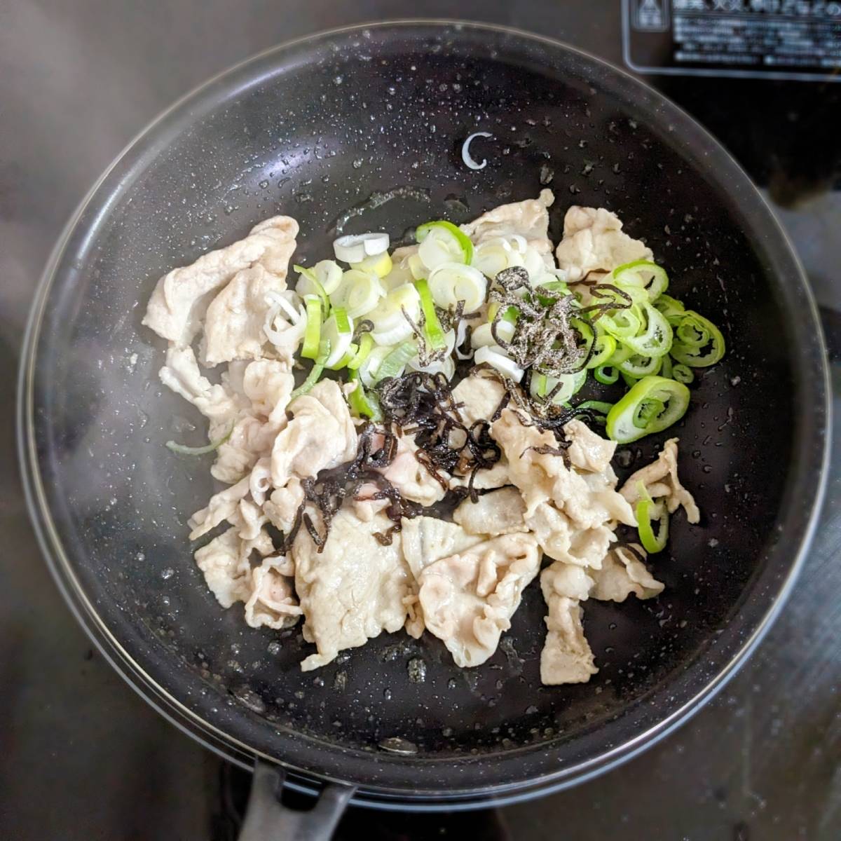 くらこん公式の「豚のねぎ塩こんぶ炒め」のレシピ