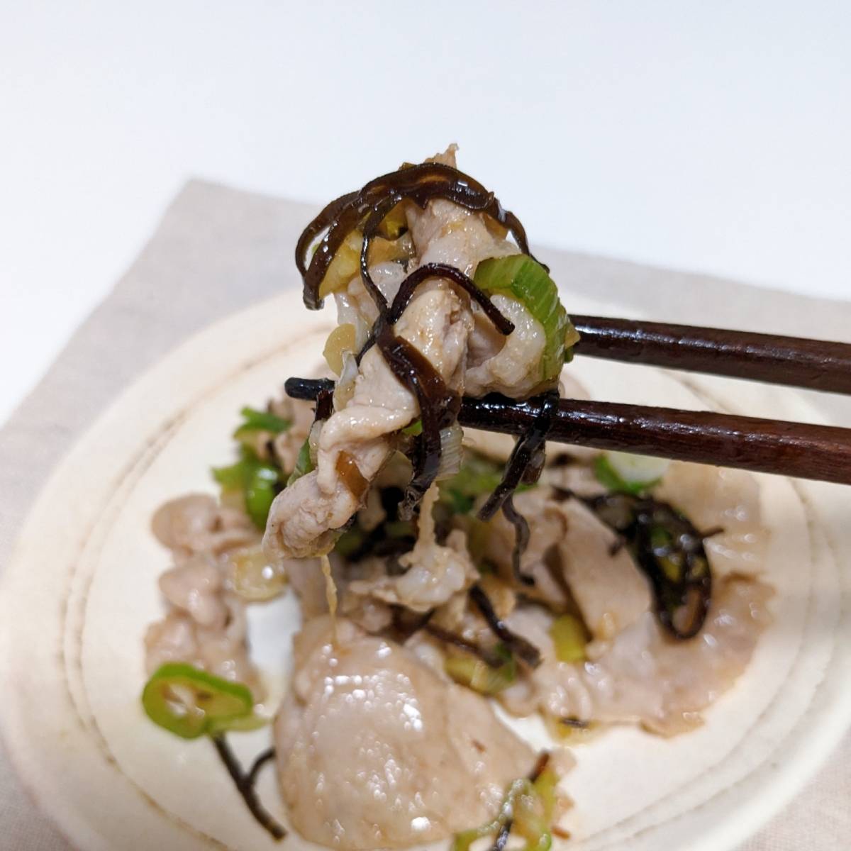 くらこん公式の「豚のねぎ塩こんぶ炒め」のレシピ