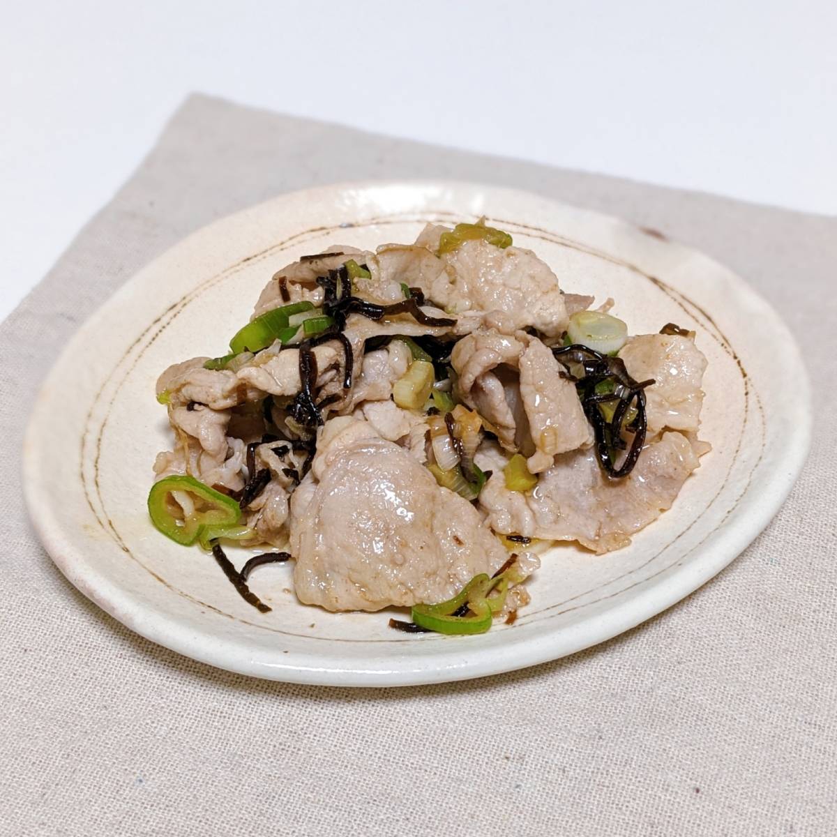 くらこん公式の「豚のねぎ塩こんぶ炒め」のレシピ