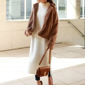  白のニットワンピースコーデ ファーコート 