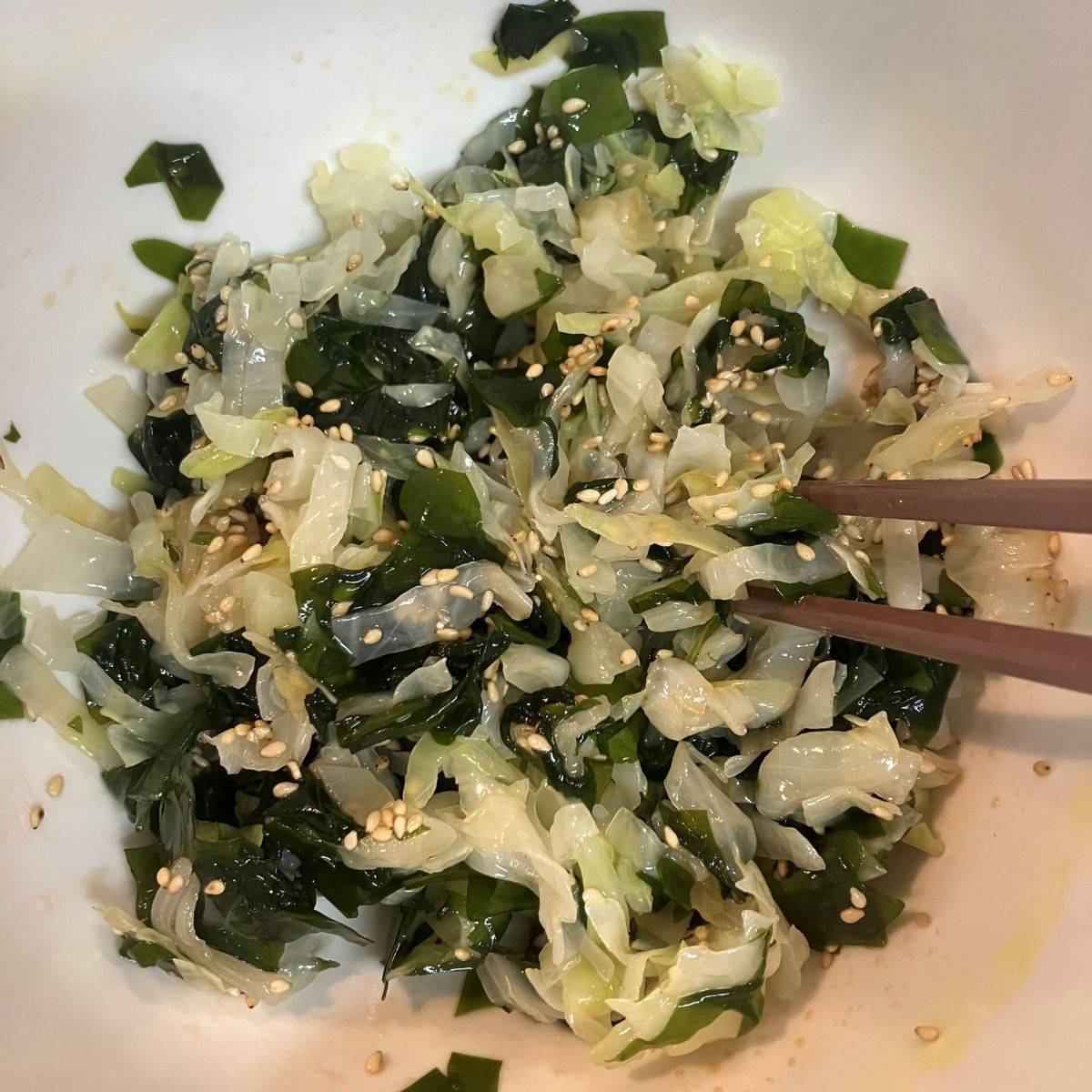 JAグループ公式の「キャベツとワカメのゴマ油和え」のレシピ