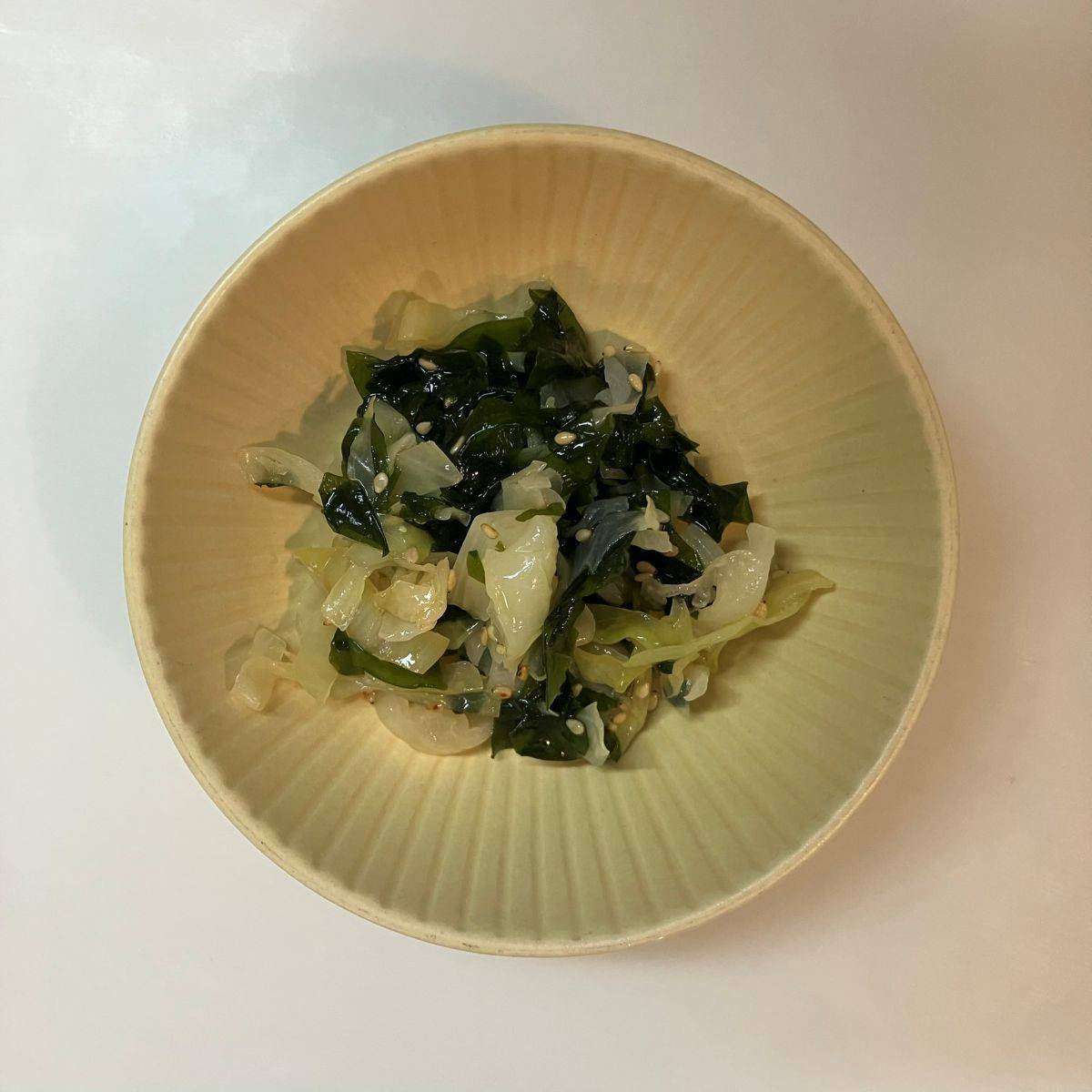JAグループ公式の「キャベツとワカメのゴマ油和え」のレシピ