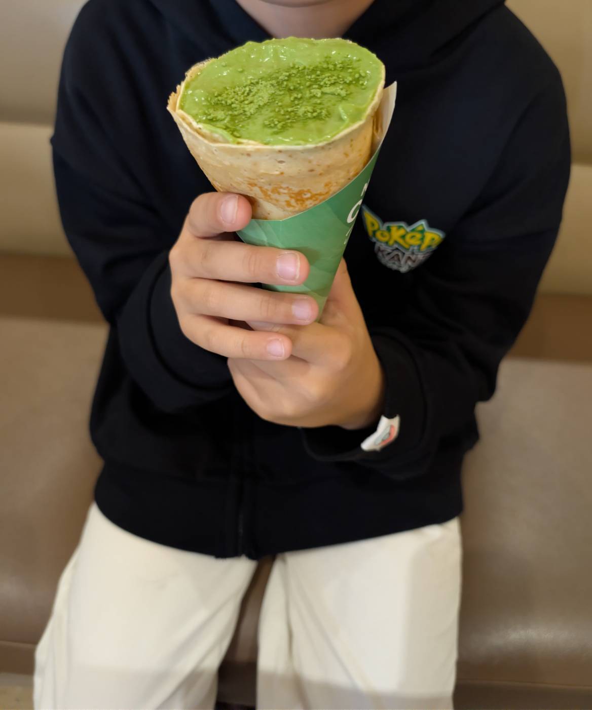 ナチュラルクレープを食べる男の子