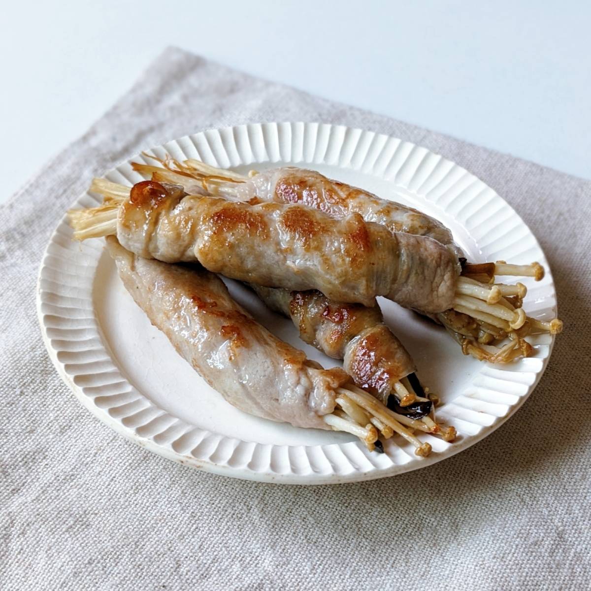 くらこん公式の「塩こんぶでえのき肉巻き」のレシピ