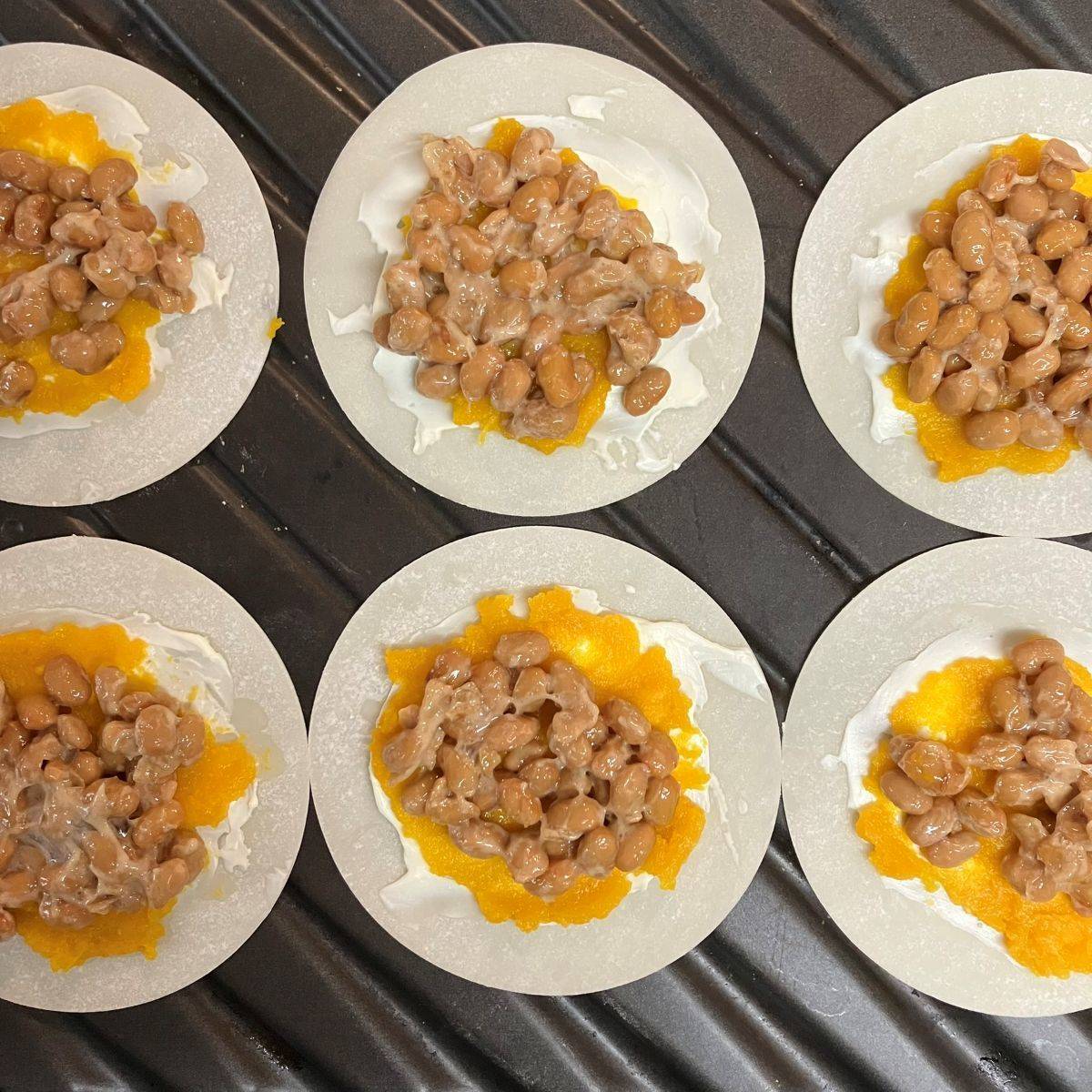 タカノフーズ公式の「ハロウィン納豆ミニピザ」のレシピ