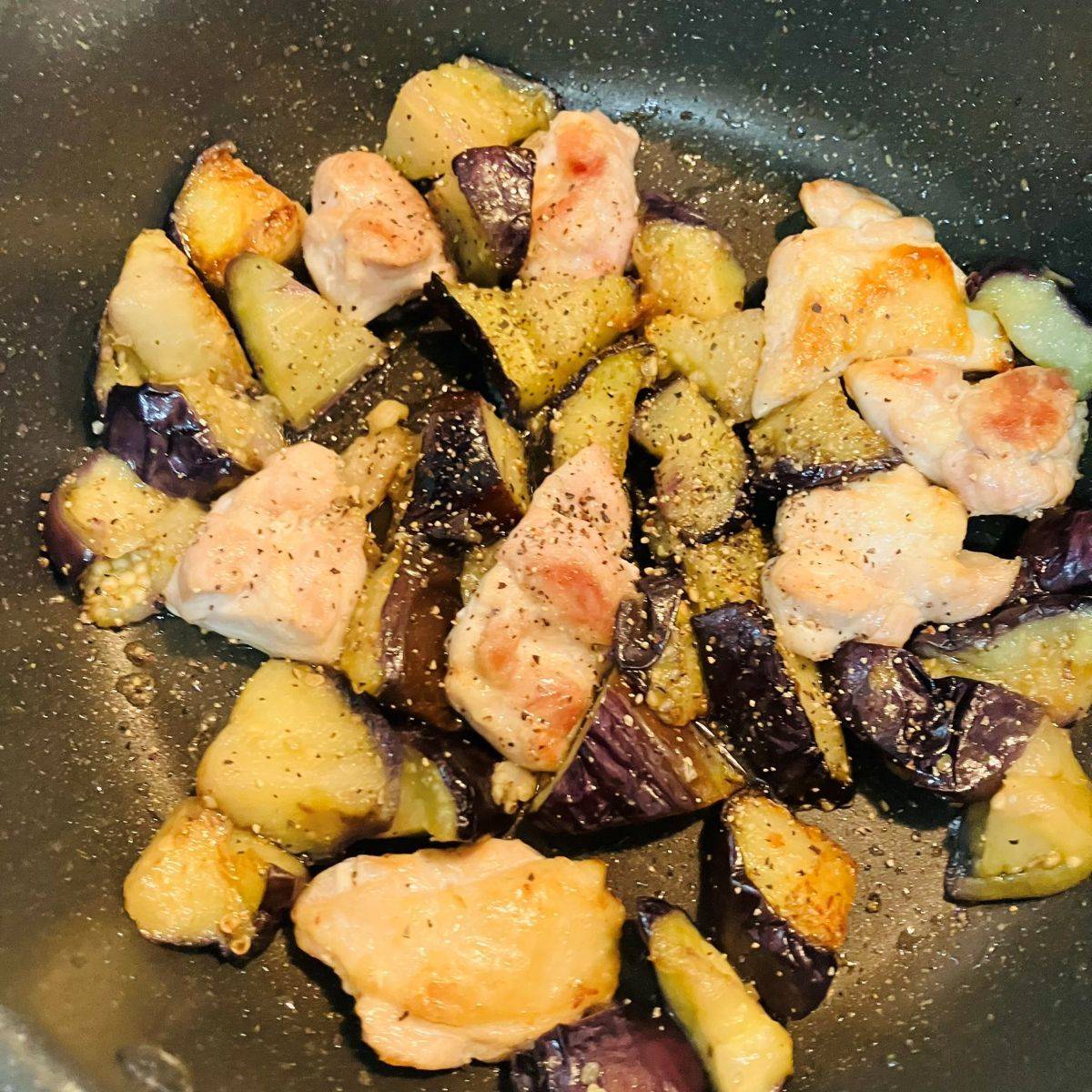 JAグループ公式の「おつまみ！豚のロース肉とナスのブラックペッパー炒め」のレシピ