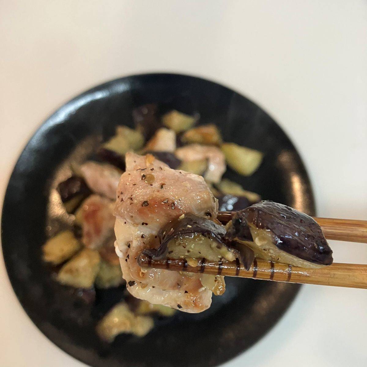 JAグループ公式の「おつまみ！豚のロース肉とナスのブラックペッパー炒め」のレシピ