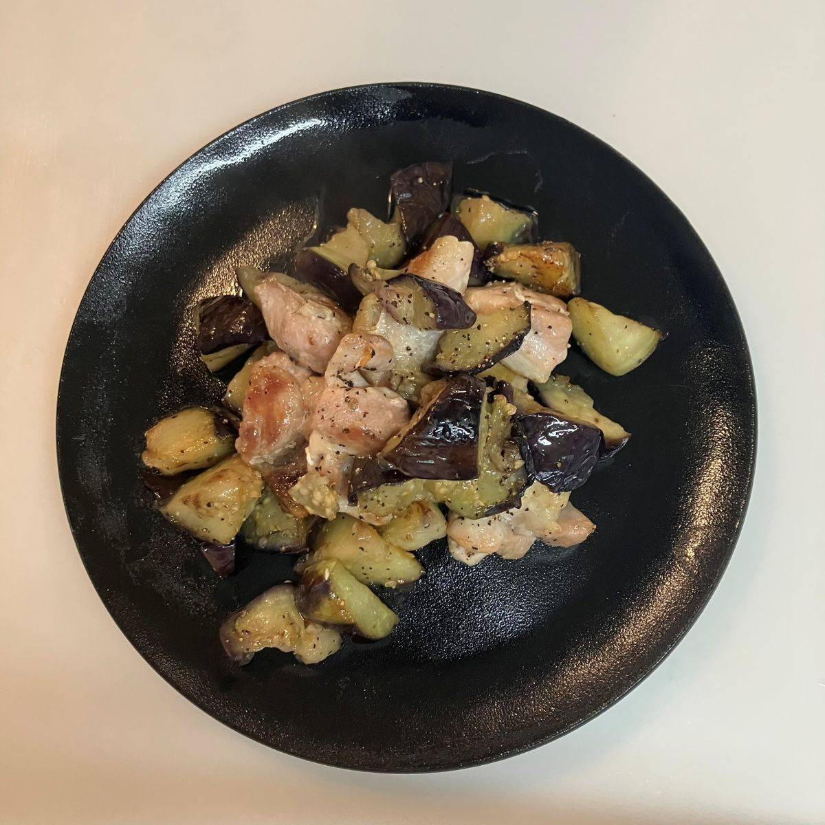 JAグループ公式の「おつまみ!豚のロース肉とナスのブラックペッパー炒め」のレシピ