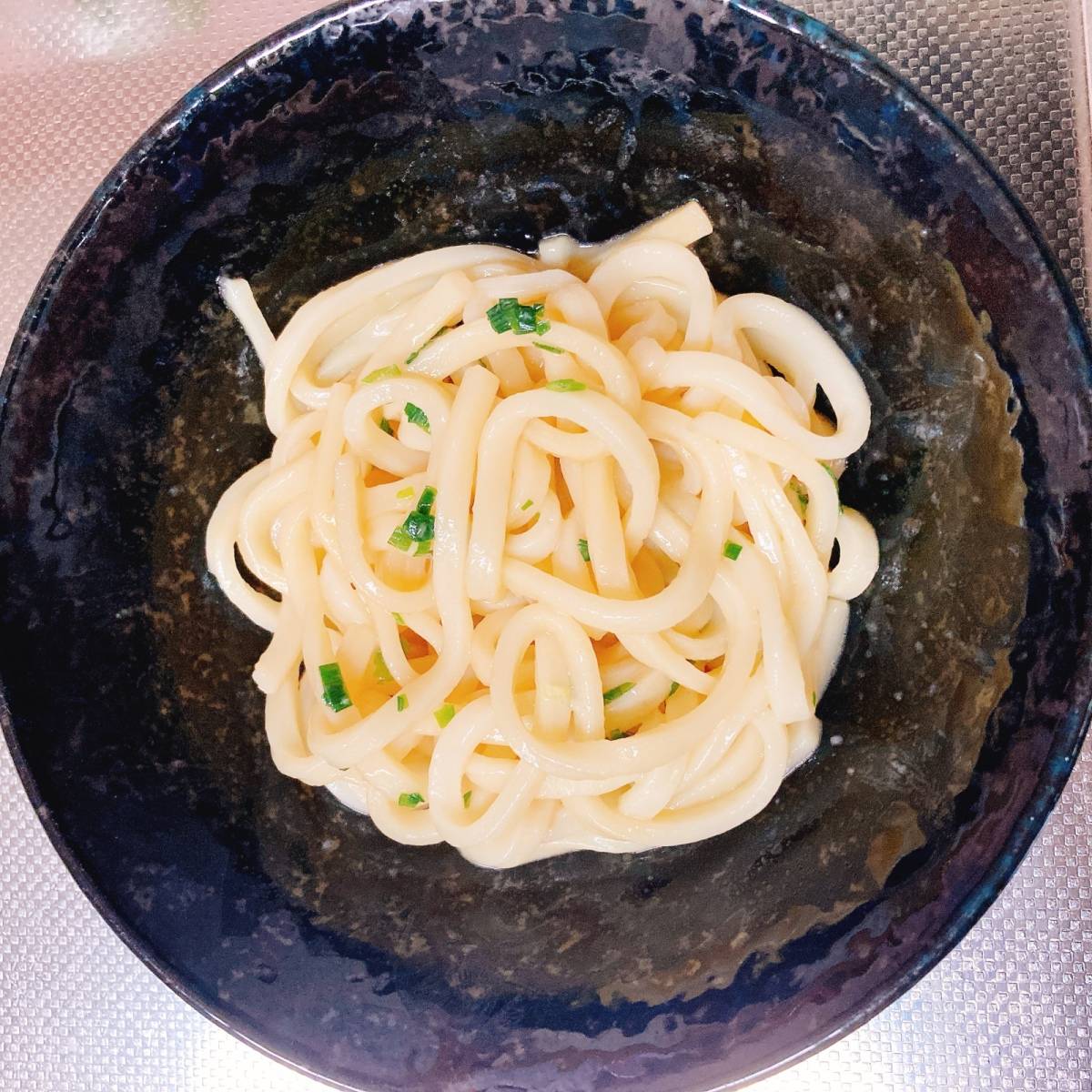 テーブルマーク公式の「めんつゆバターうどん」のレシピ