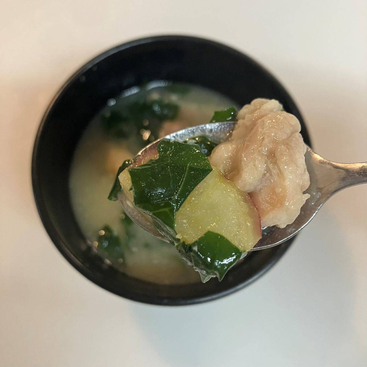 JAグループ公式の「里芋と鶏肉小松菜の味噌汁」のレシピ