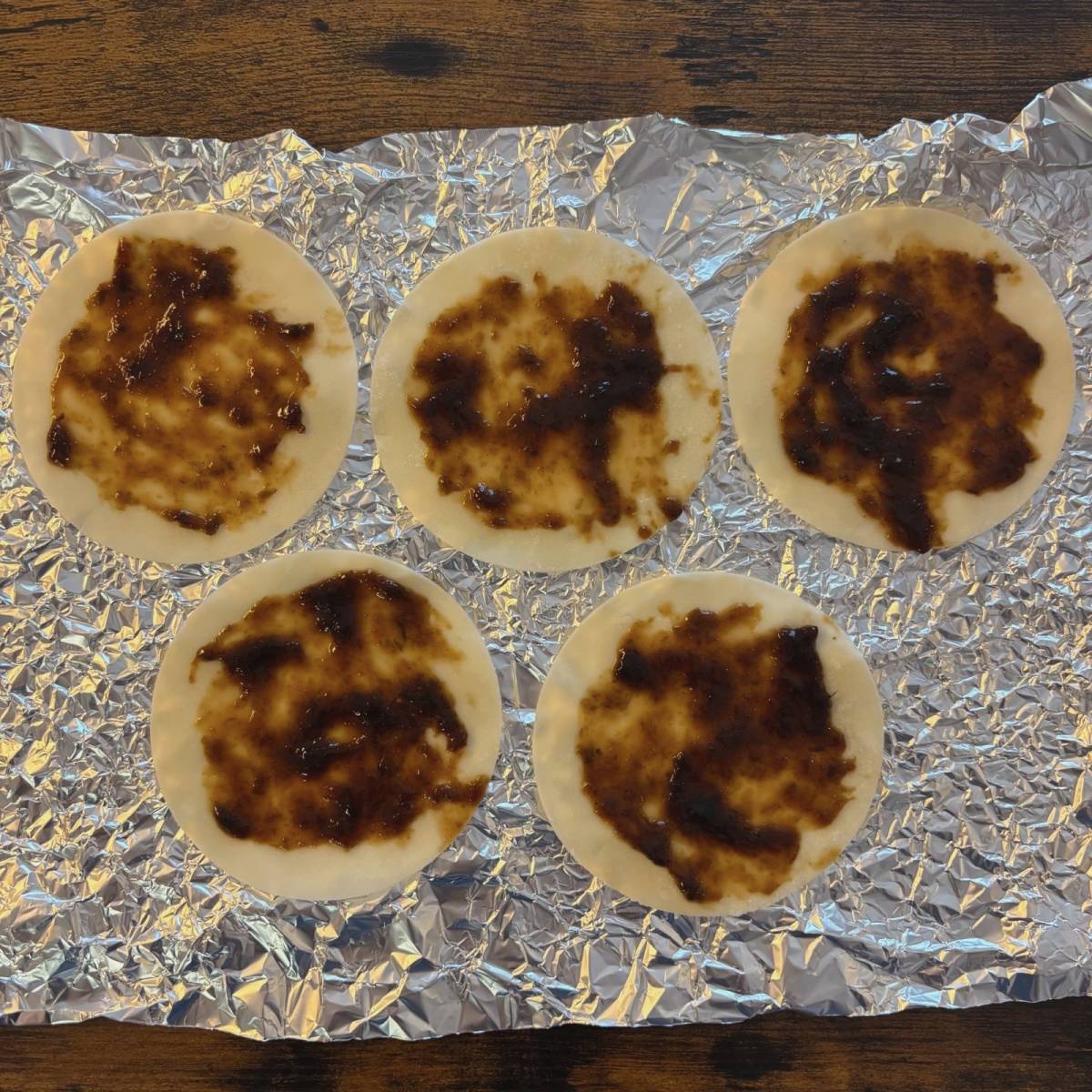 モランボン公式の「餃子皮でいそチーズせんべい」のレシピ