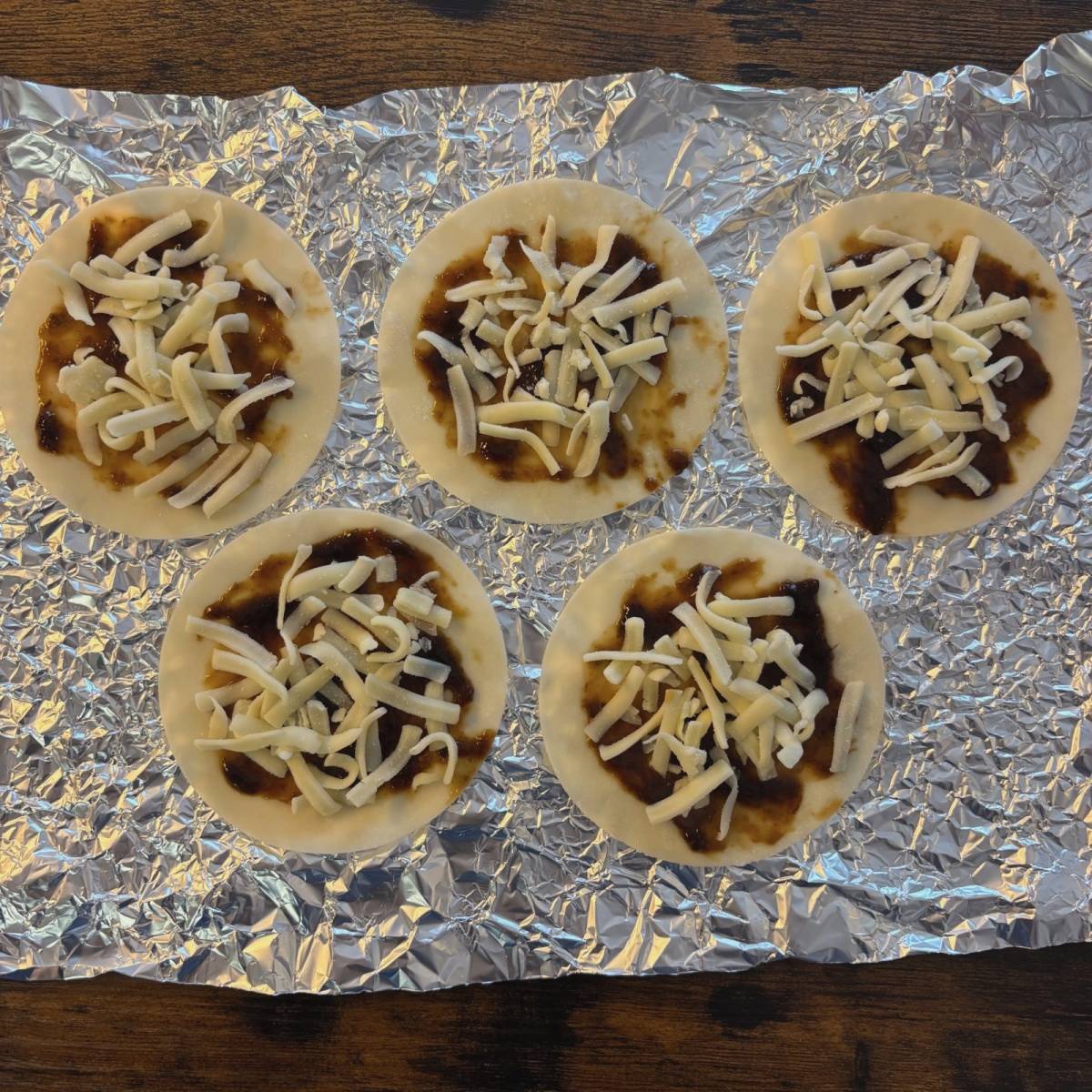 モランボン公式の「餃子皮でいそチーズせんべい」のレシピ