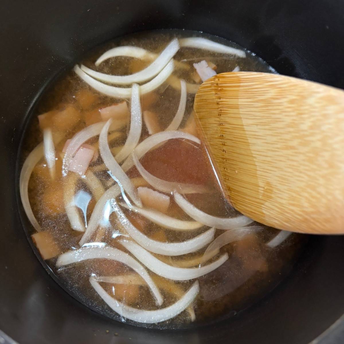 フジパン公式の「食パンで作るオニオングラタンスープ」のレシピ
