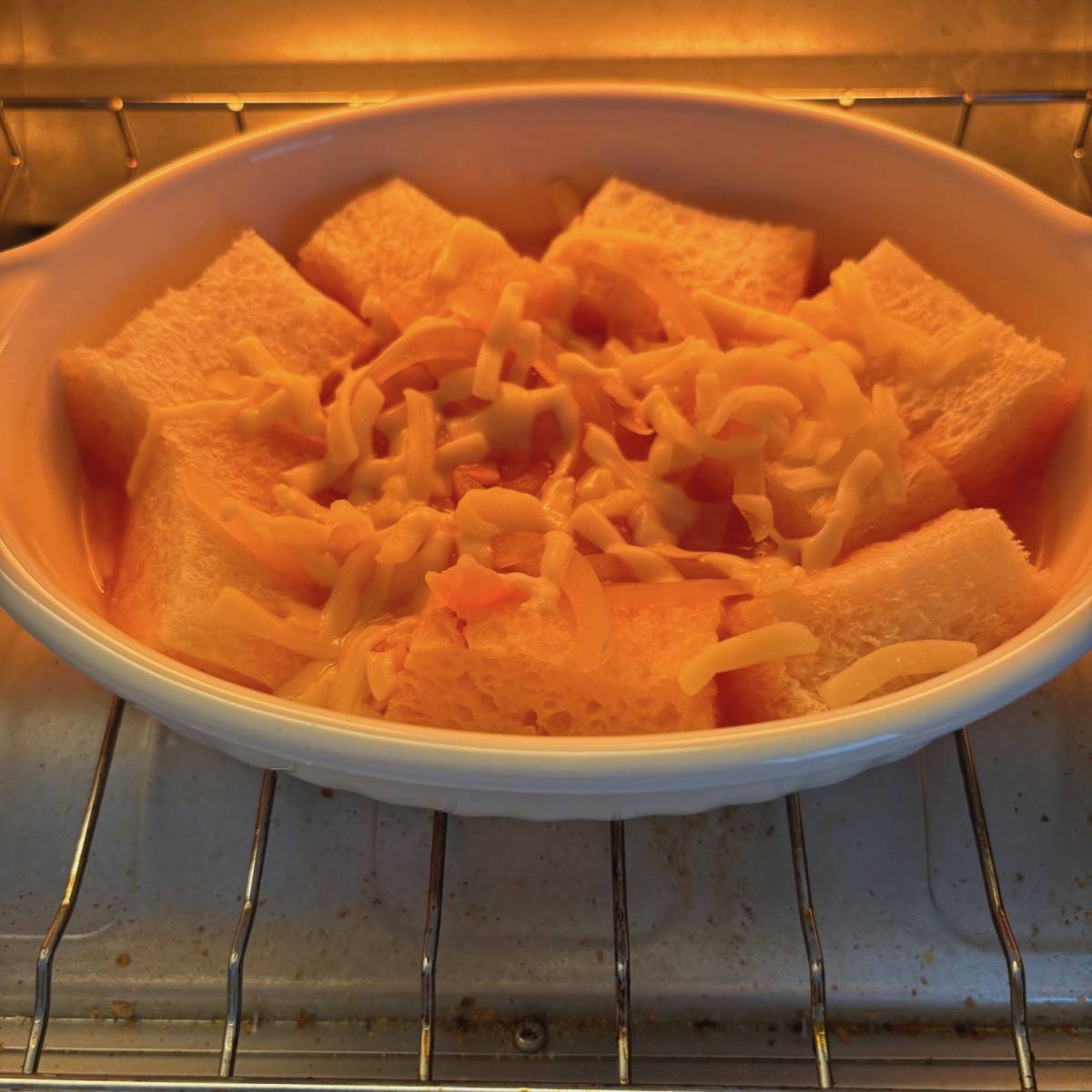 フジパン公式の「食パンで作るオニオングラタンスープ」のレシピ