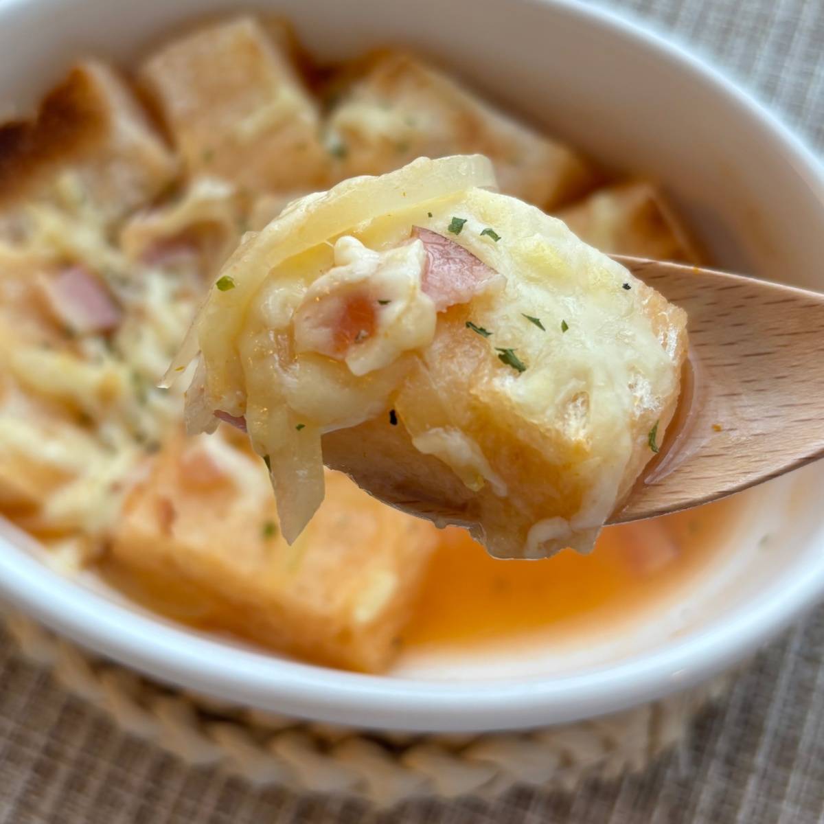 フジパン公式の「食パンで作るオニオングラタンスープ」のレシピ