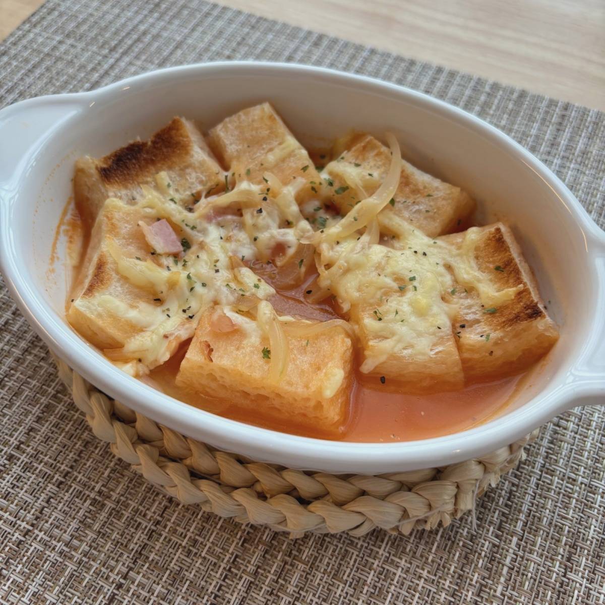 フジパン公式の「食パンで作るオニオングラタンスープ」のレシピ