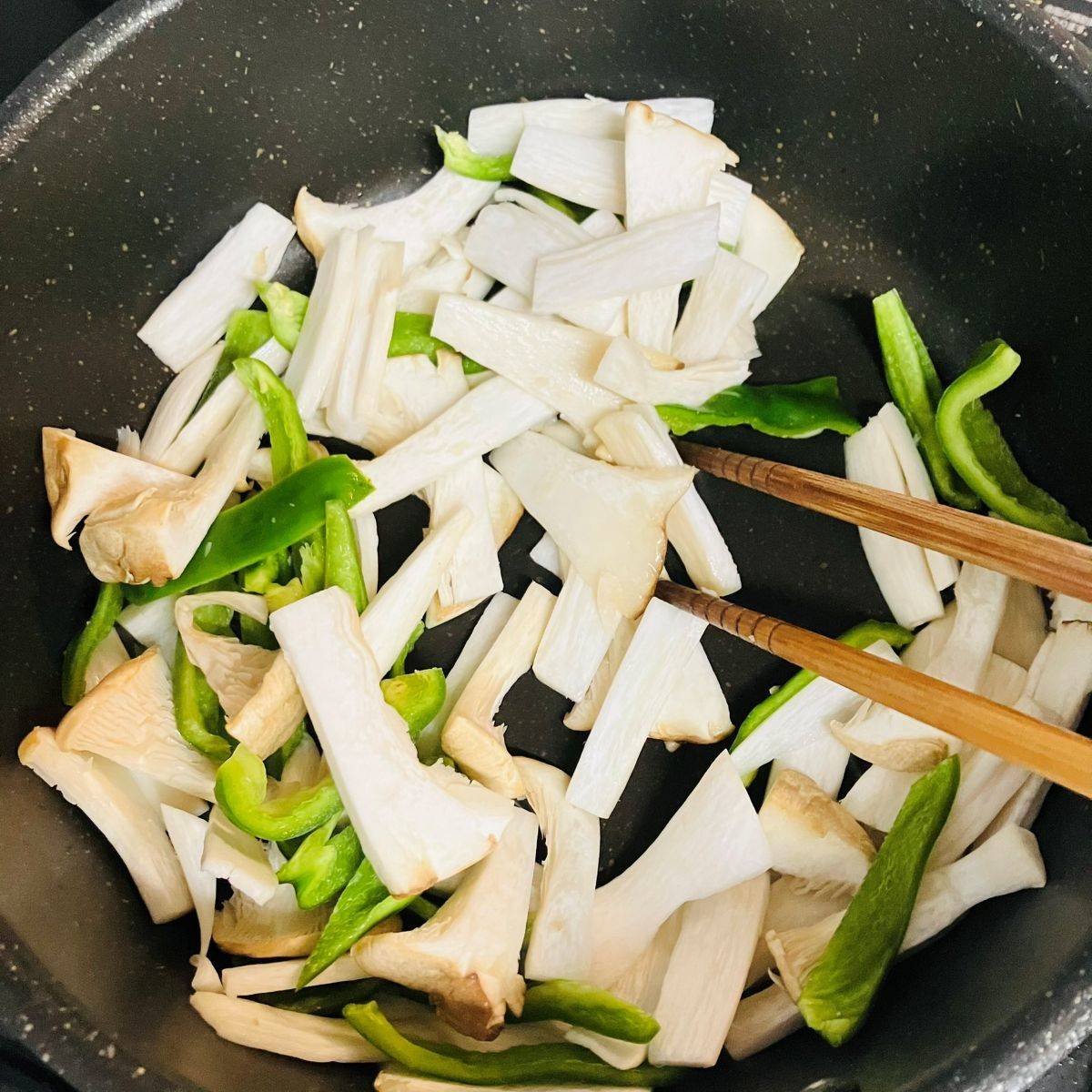 JAグループ公式の「ししとう、エリンギ、豚肩ロースの炒め物」のレシピ