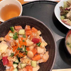 【新宿】大盛況な人気店で絶品ランチ！豪華なのにリーズナブルな海鮮丼