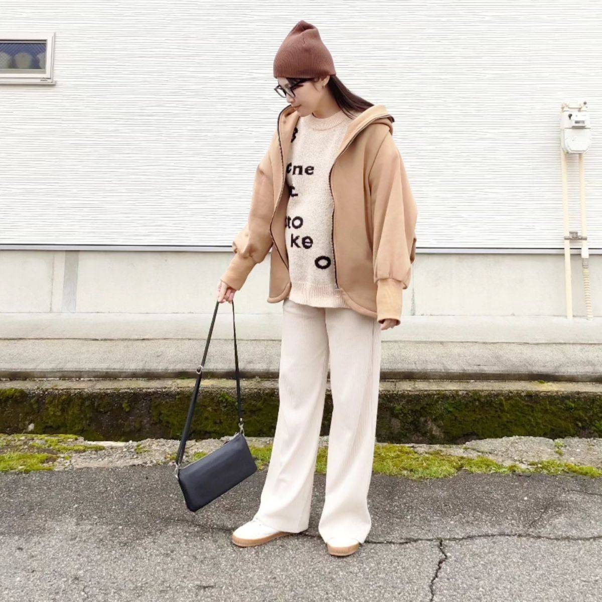 ロゴニットを使った淡色コーデ