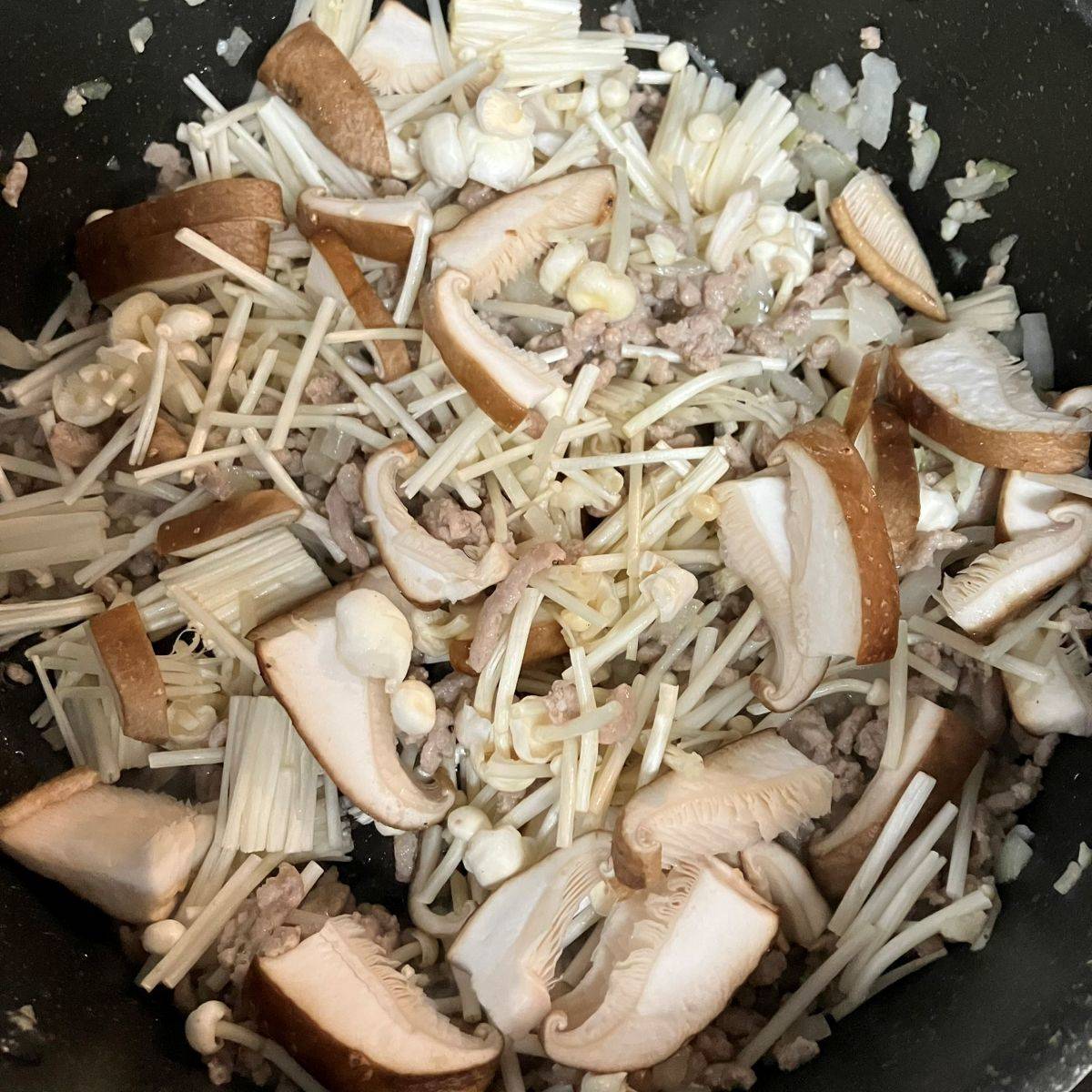 マ・マー公式の「合いびき肉ときのこの白いボロネーゼ」のレシピ