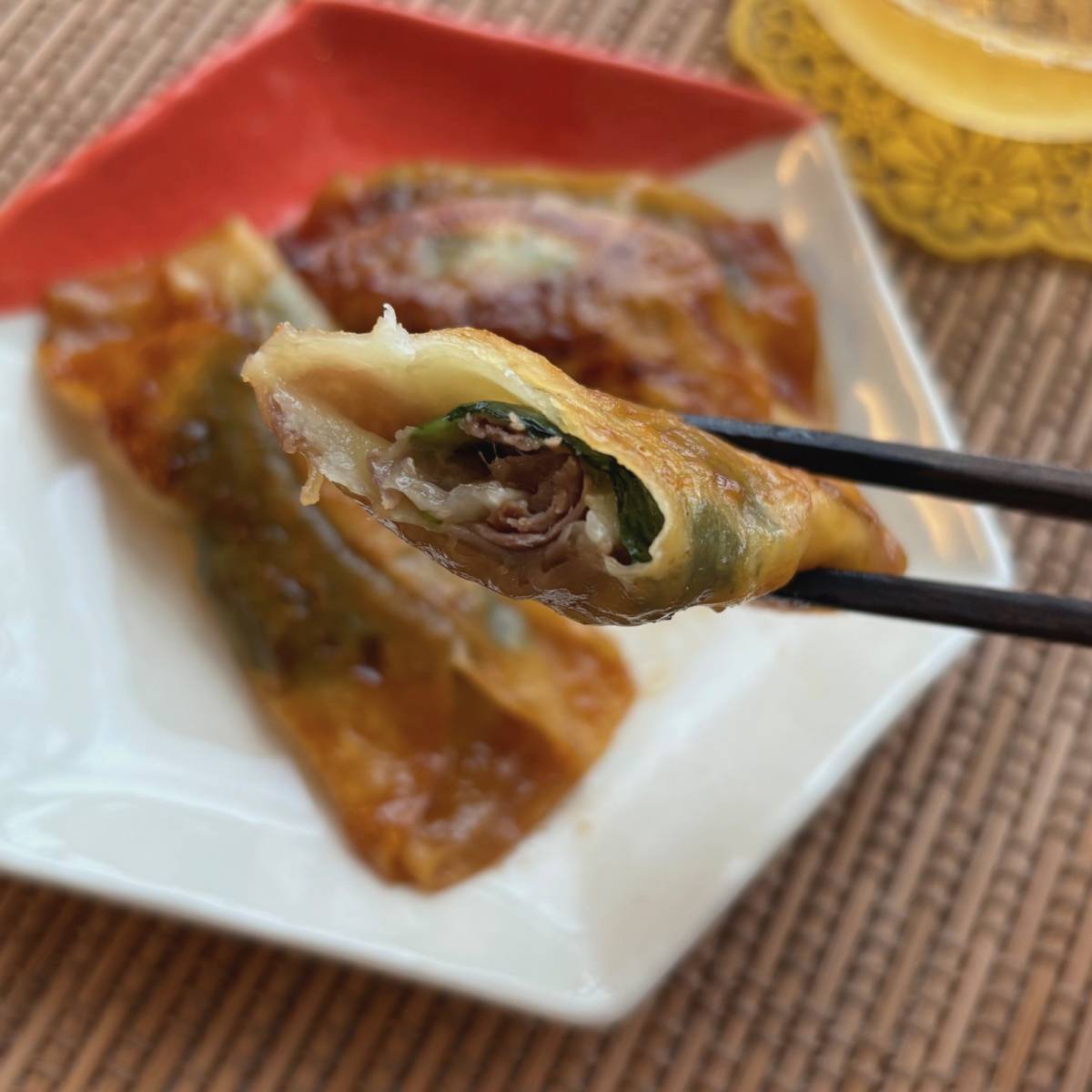 モランボン公式の「牛薄切り肉で作るくるくる餃子」のレシピ