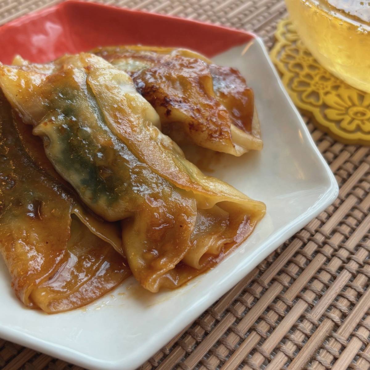 モランボン公式の「牛薄切り肉で作るくるくる餃子」のレシピ