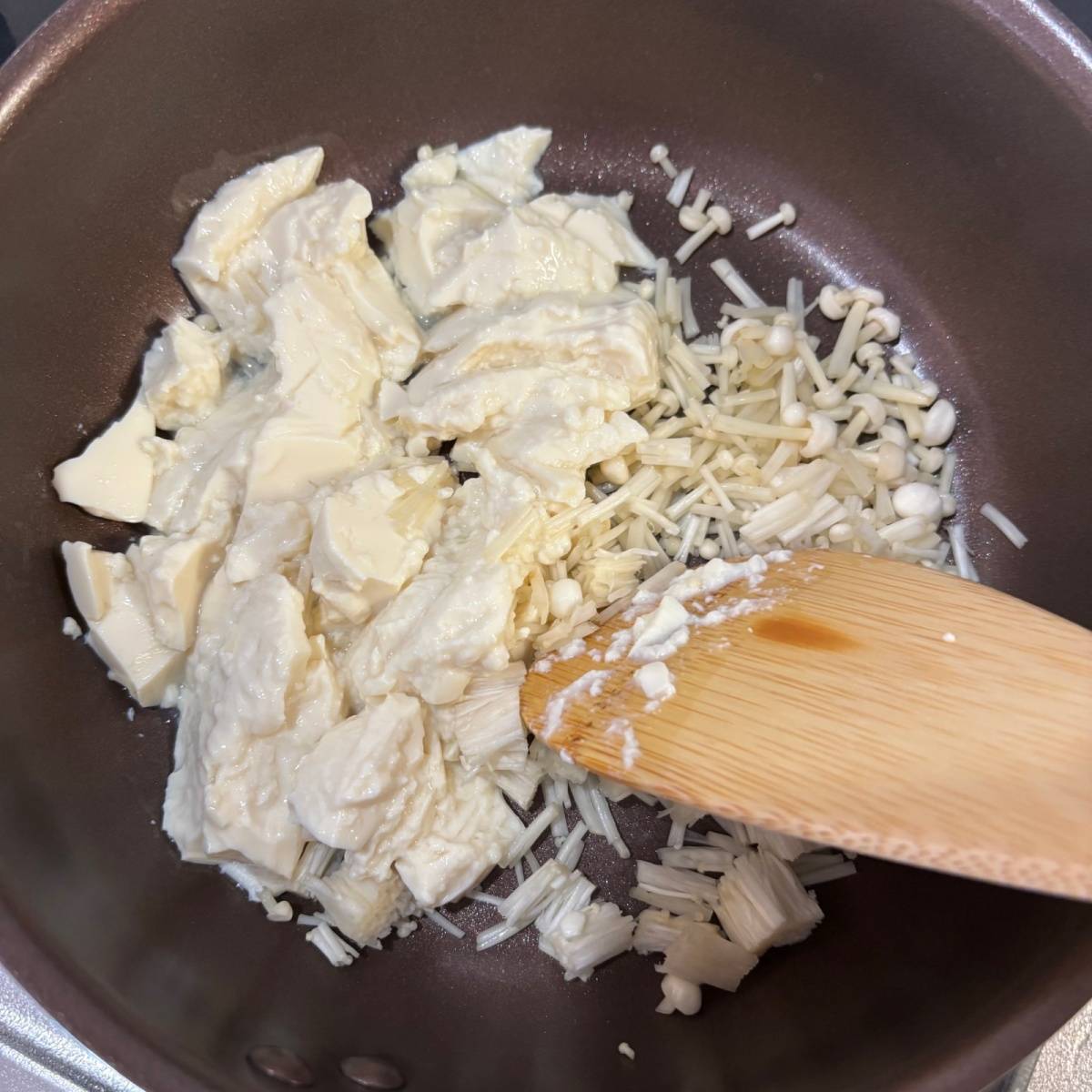 JAグループ公式の「エノキと豆腐と海苔の炒り卵」のレシピ