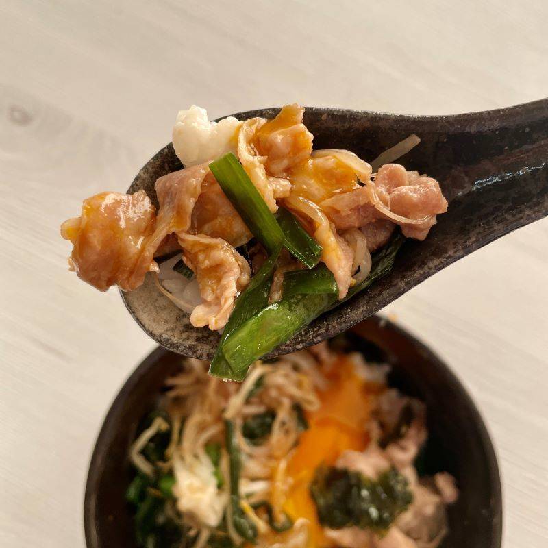 ヤマキ公式の「めんつゆスタミナ丼」のレシピ