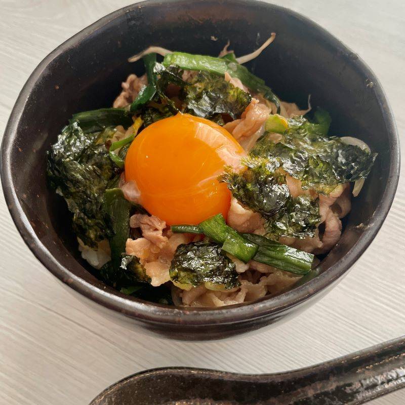 ヤマキ公式の「めんつゆスタミナ丼」のレシピ