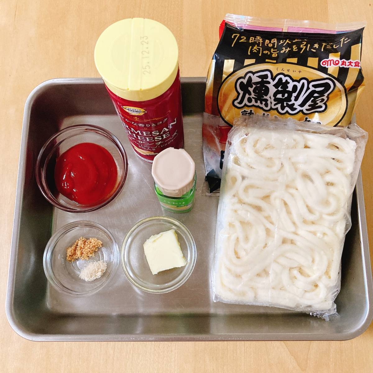 テーブルマーク公式の「レンジだけ！ナポリタン風うどん」のレシピ