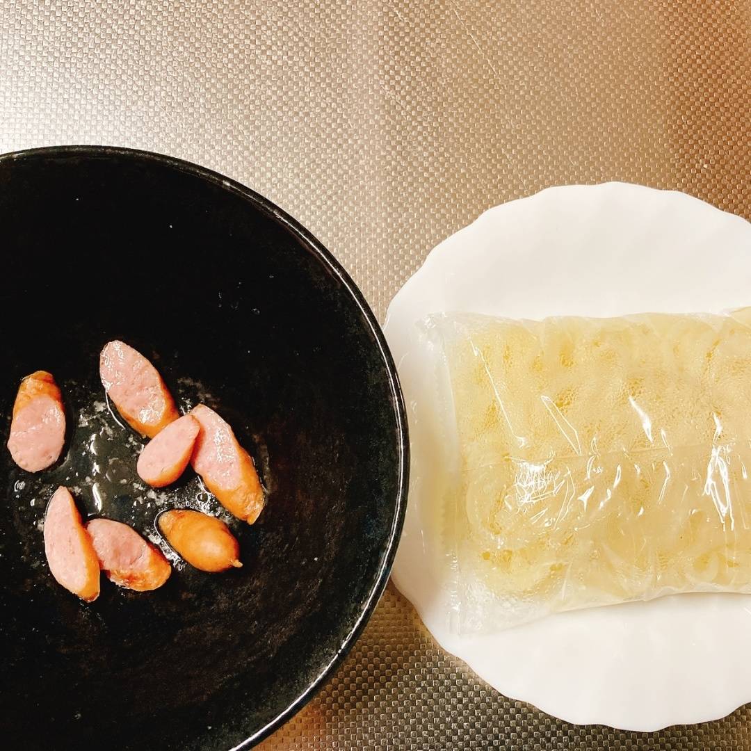 テーブルマーク公式の「レンジだけ！ナポリタン風うどん」のレシピ