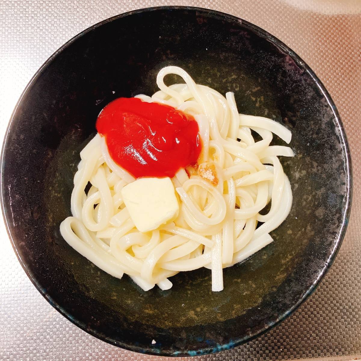 テーブルマーク公式の「レンジだけ！ナポリタン風うどん」のレシピ