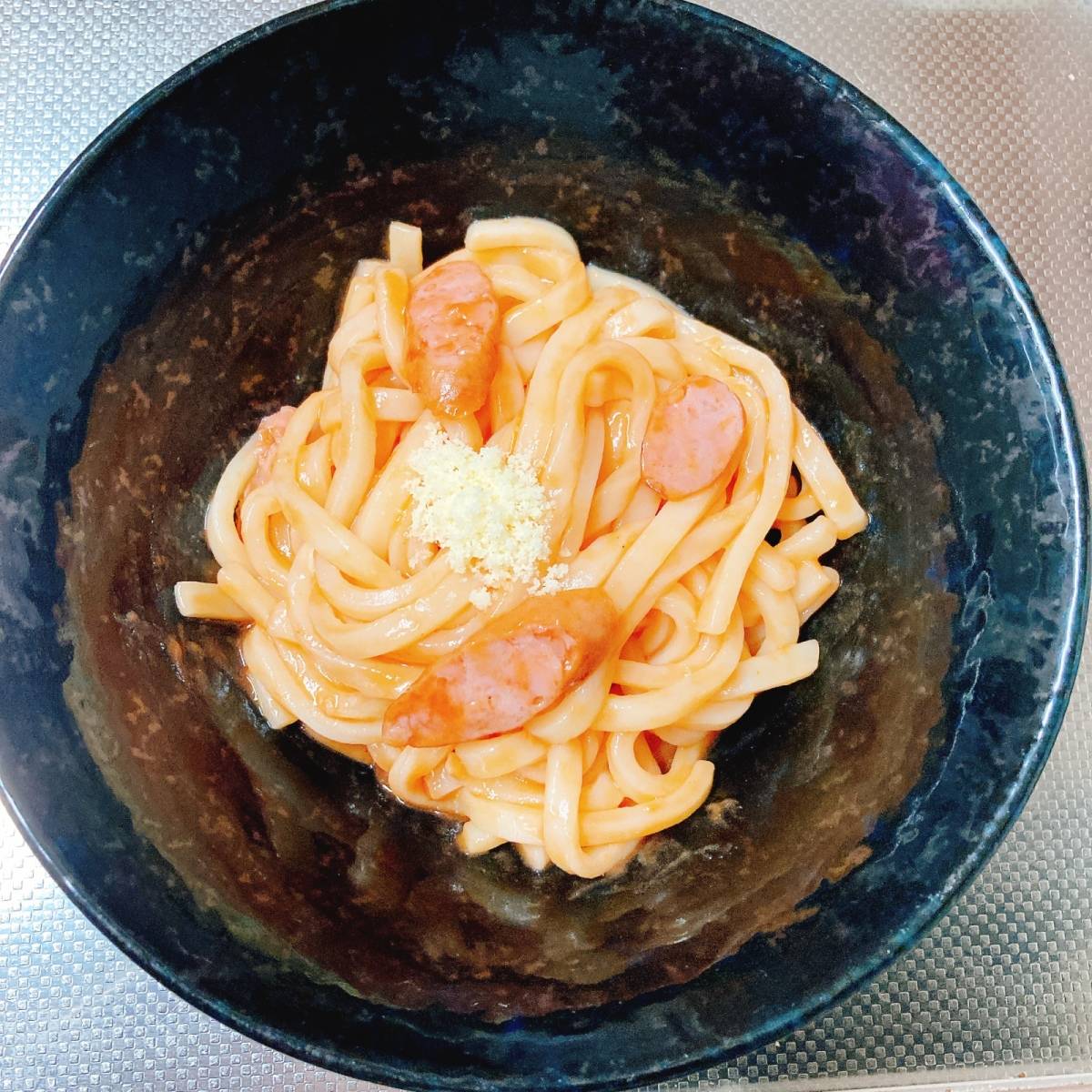 テーブルマーク公式の「レンジだけ！ナポリタン風うどん」のレシピ